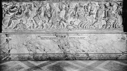 Sarcophage montrant des Tritons, Néréides et Amours (marbre)